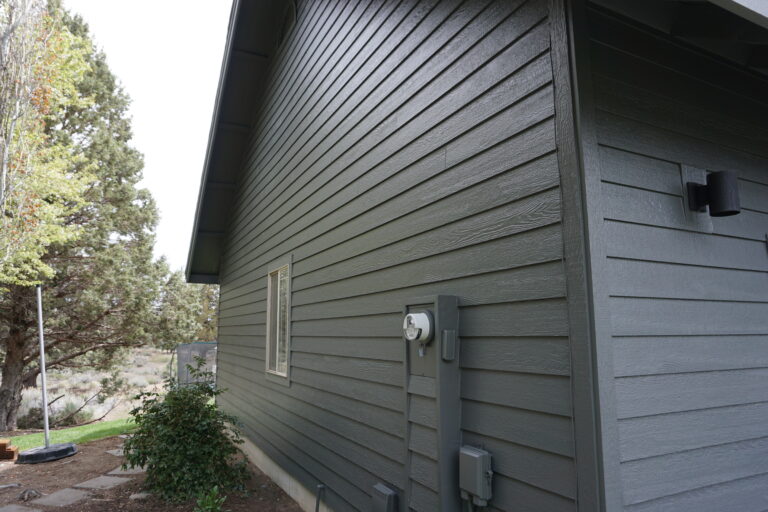 Siding of a house painted Campbells Custom Finishes in Bend Oregon