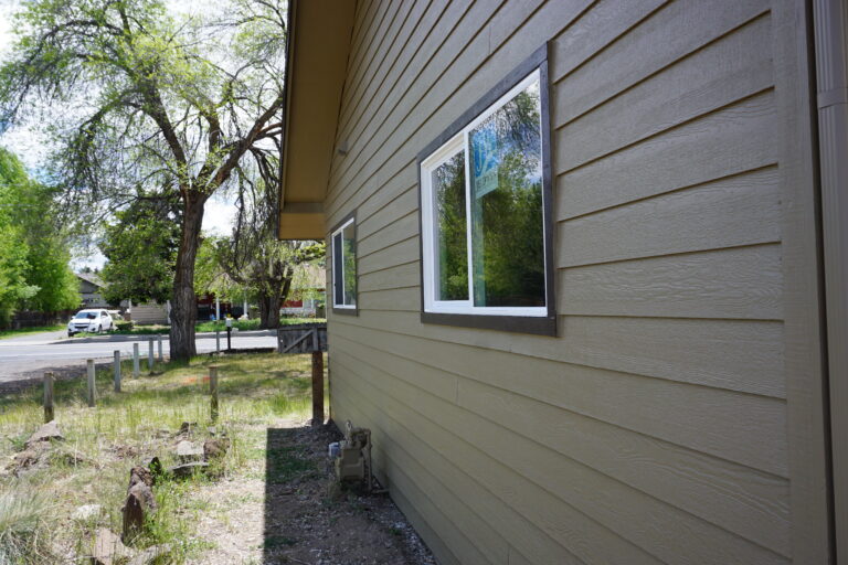 Siding of a house painted Campbells Custom Finishes in Bend Oregon