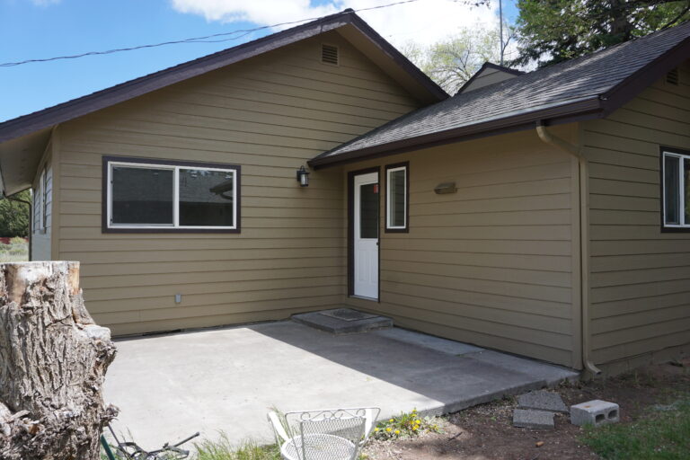 Siding of a house painted Campbells Custom Finishes in Bend Oregon