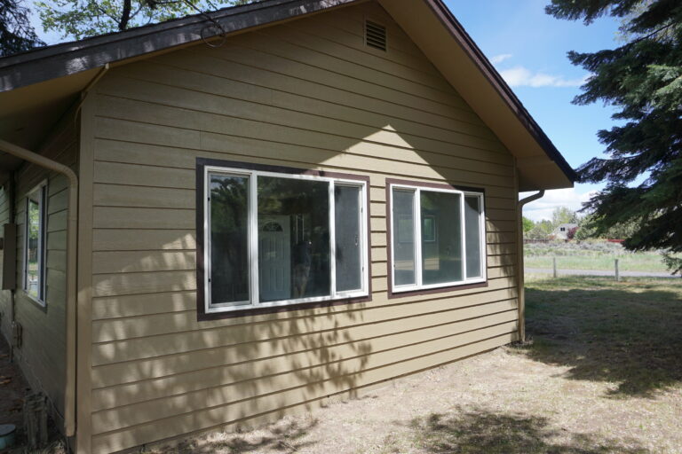 Siding of a house painted Campbells Custom Finishes in Bend Oregon